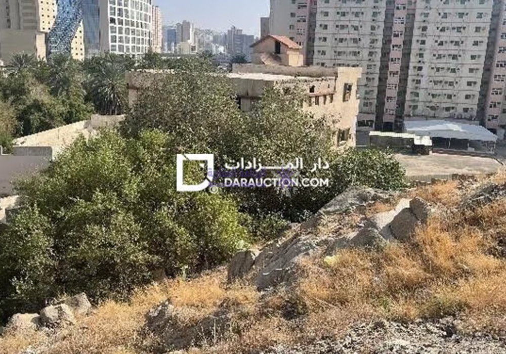 أرض سكنية عليها فيلا قديمة بحي الزهراء في مكة المكرمة